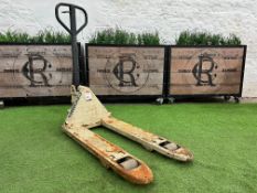 Crown Pallet Truck, Please Note: There is NO VAT on the HAMMER PRICE of this Lot