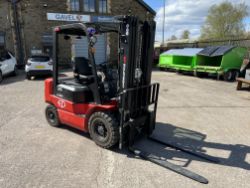 Unreserved Online Auction - 2022 EP EFL252 Electric Forklift Truck & Nissan UDO2A32PQ Gas Forklift Truck