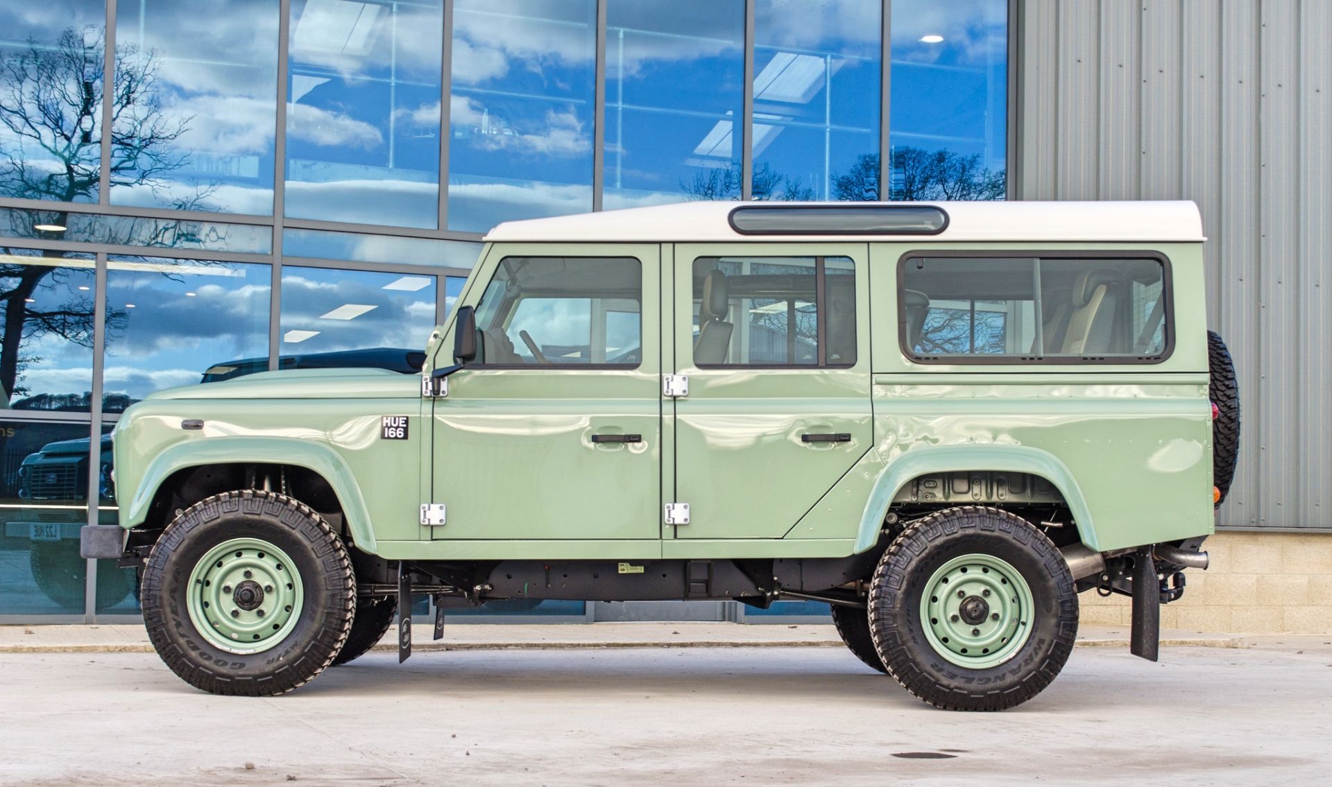 2015 Land Rover Defender 110 Heritage 2.2 TDCI 7 seat station wagon - Image 15 of 84