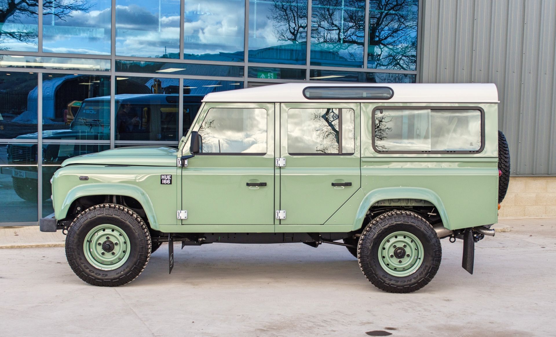 2015 Land Rover Defender 110 Heritage 2.2 TDCI 7 seat station wagon - Image 16 of 84