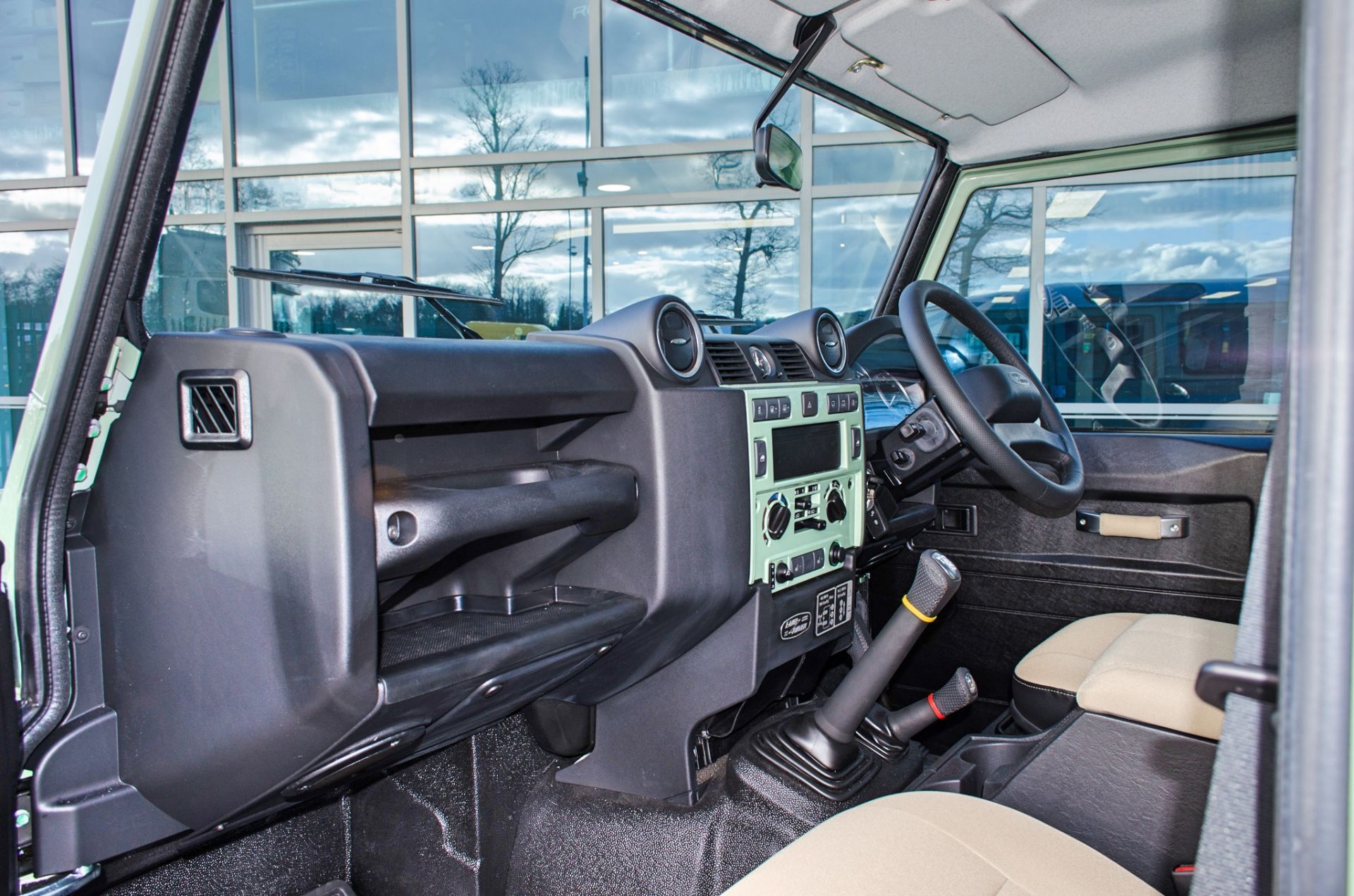 2015 Land Rover Defender 110 Heritage 2.2 TDCI 7 seat station wagon - Image 49 of 84