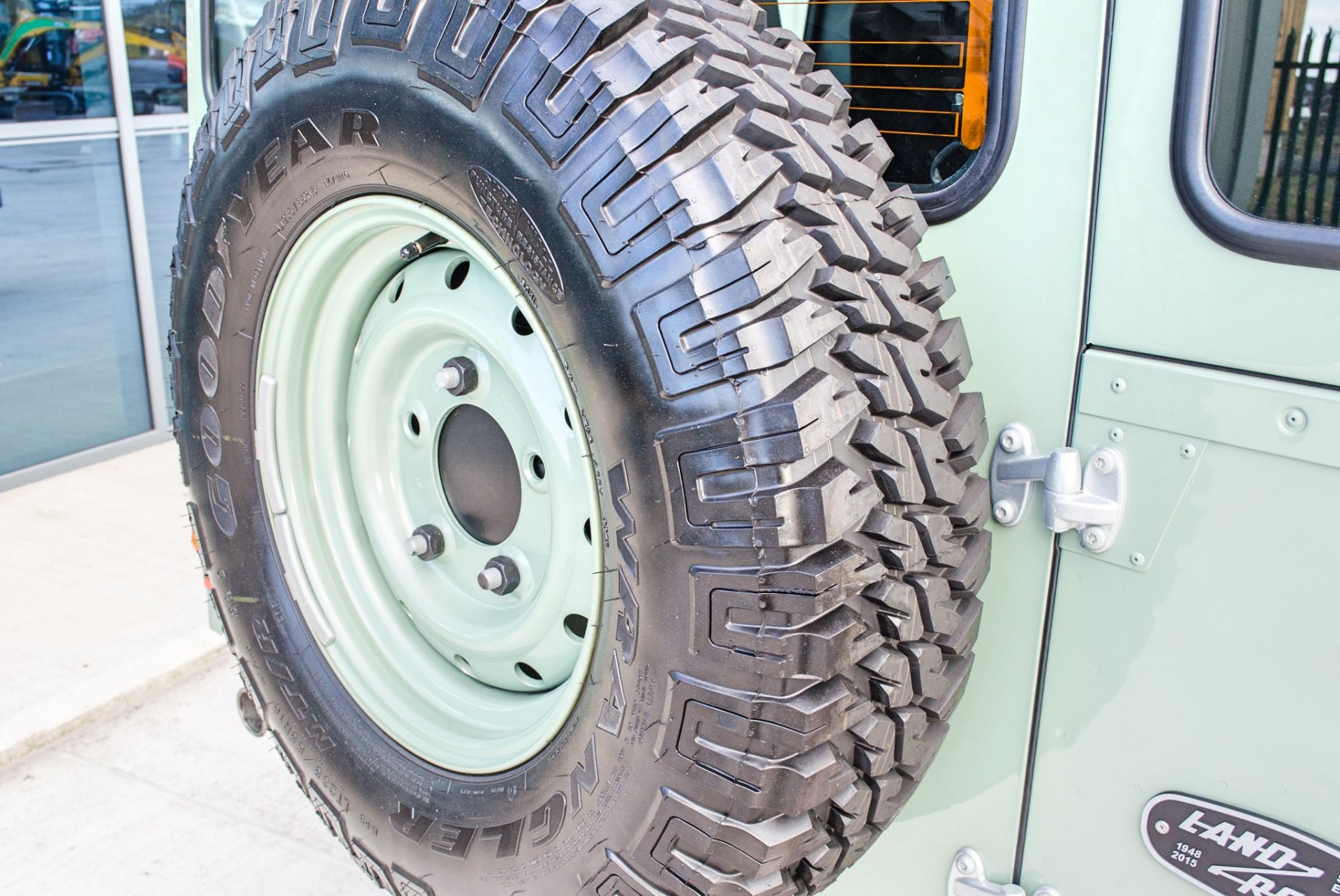 2015 Land Rover Defender 110 Heritage 2.2 TDCI 7 seat station wagon - Image 37 of 84