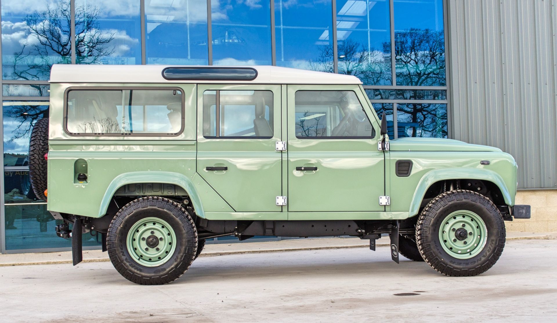 2015 Land Rover Defender 110 Heritage 2.2 TDCI 7 seat station wagon - Image 13 of 84