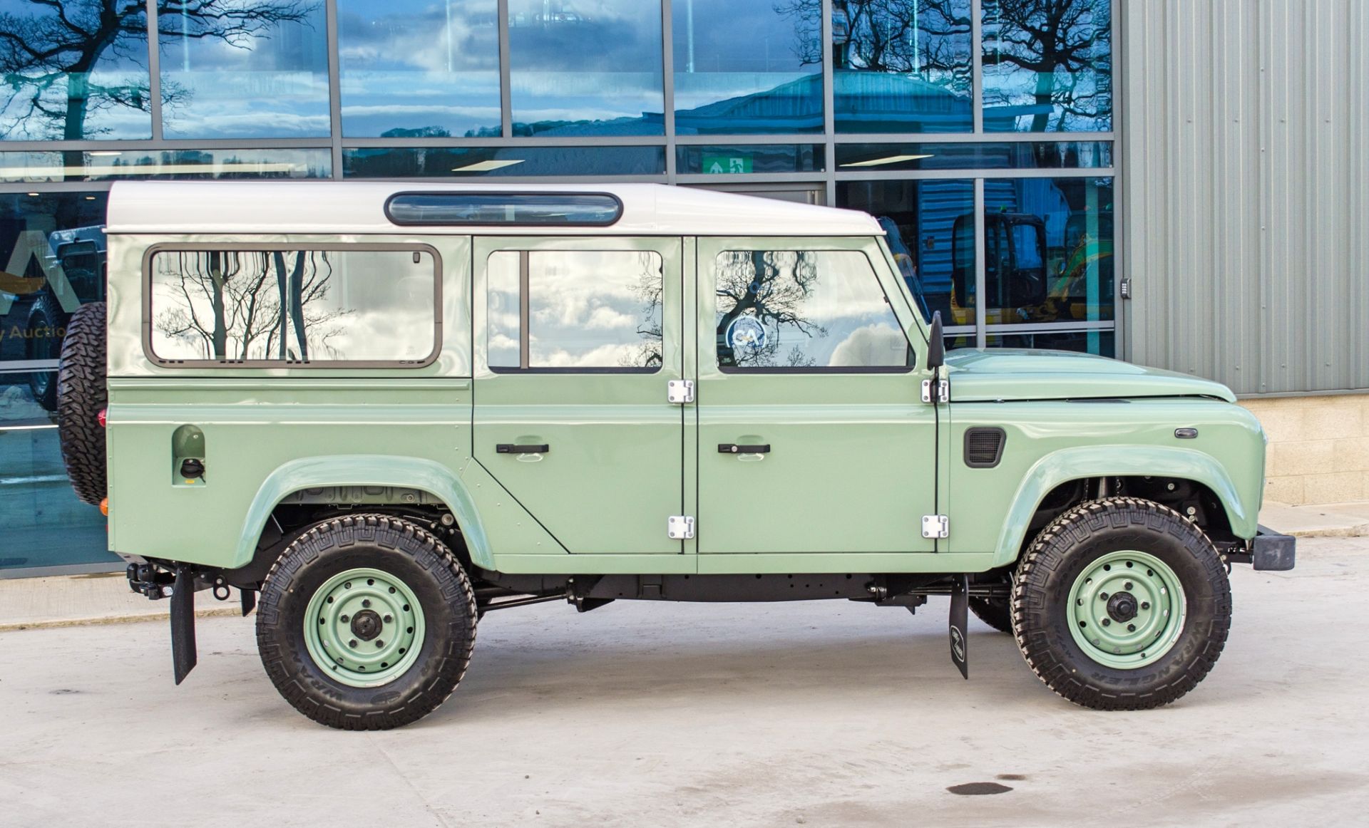 2015 Land Rover Defender 110 Heritage 2.2 TDCI 7 seat station wagon - Image 14 of 84