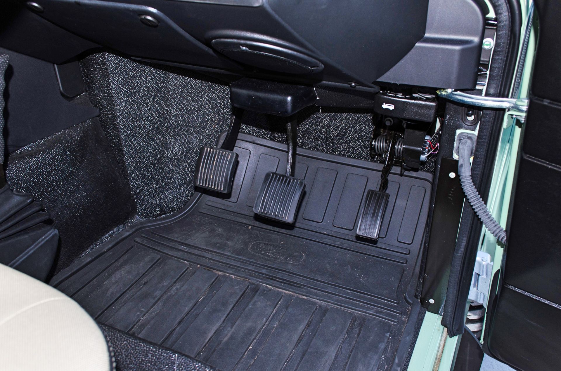 2015 Land Rover Defender 110 Heritage 2.2 TDCI 7 seat station wagon - Image 67 of 84