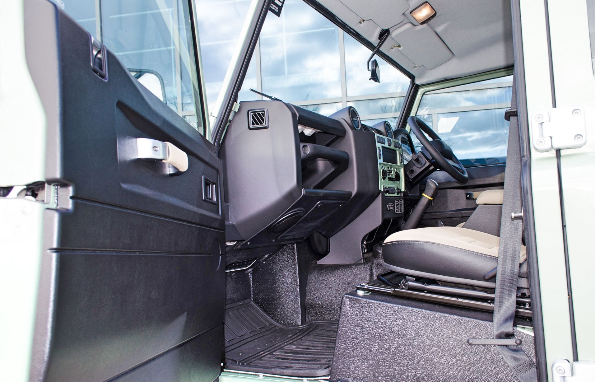 2015 Land Rover Defender 110 Heritage 2.2 TDCI 7 seat station wagon - Image 50 of 84