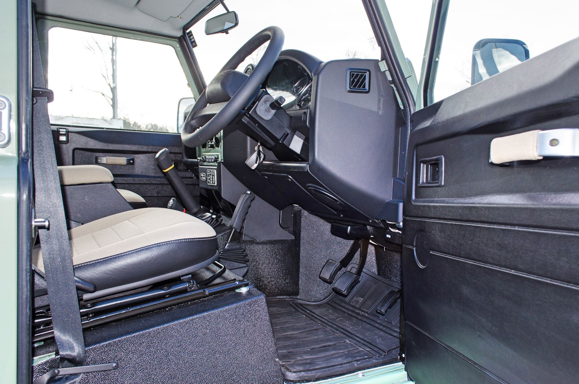 2015 Land Rover Defender 110 Heritage 2.2 TDCI 7 seat station wagon - Image 46 of 84
