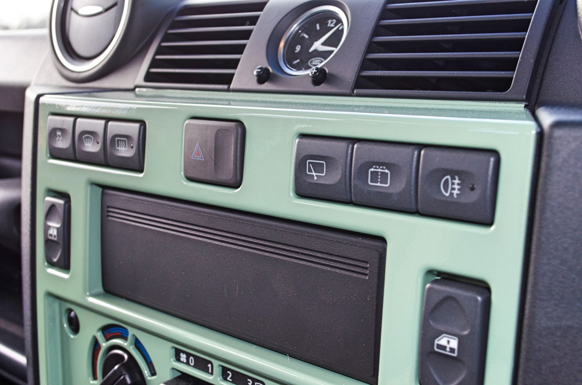 2015 Land Rover Defender 110 Heritage 2.2 TDCI 7 seat station wagon - Image 65 of 84