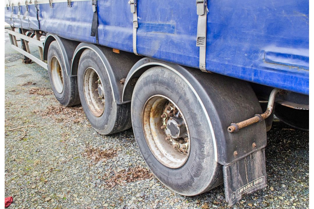 SDC 13.6 metre tri-axle curtain side trailer Year: 2003 Reg Ident: C131442 MOT: Expired - Image 8 of 12