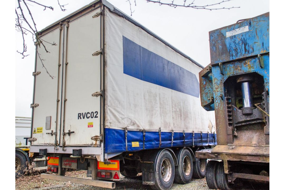 SDC 13.6 metre tri-axle curtain side trailer Year: 2003 Reg Ident: C131442 MOT: Expired - Image 3 of 12