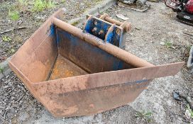 4ft V bucket to suit 5-14 tonne excavator c/w headstock Pin diameter: 50mm Pin centres: 310mm Pin