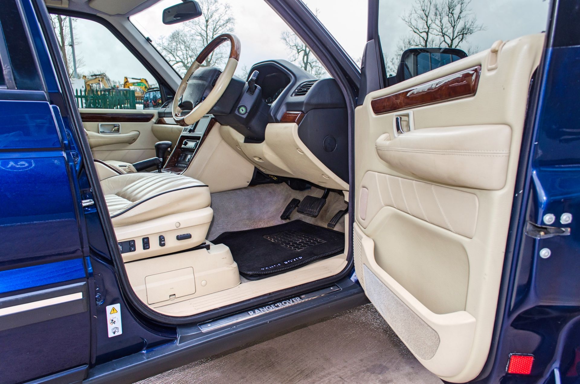 2001 Range Rover Vogue 4.6 litre V8 Auto 4 door SUV estate Registration: Y498 HNP Chassis: - Image 36 of 65