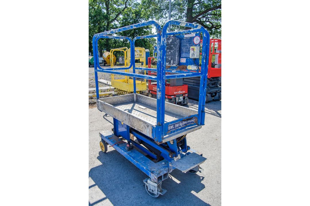 Power Tower battery electric push around scissor lift access platform Year: 2011 S/N: 16073111A - Image 4 of 6
