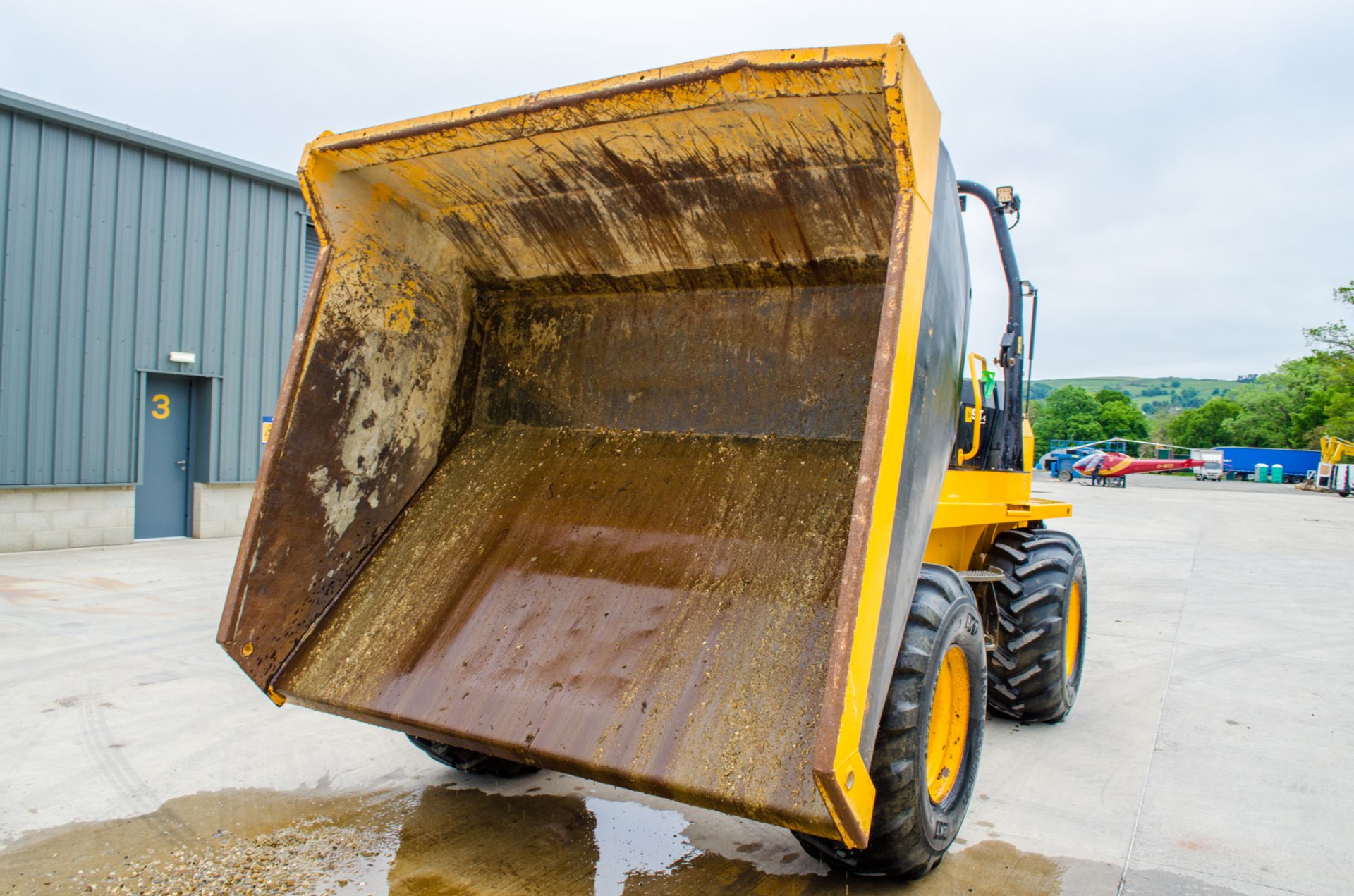 JCB 9FT 9 tonne straight skip dumper Year: 2018 S/N: J2780304 Recorded Hours: 1286 c/w camera system - Image 13 of 19