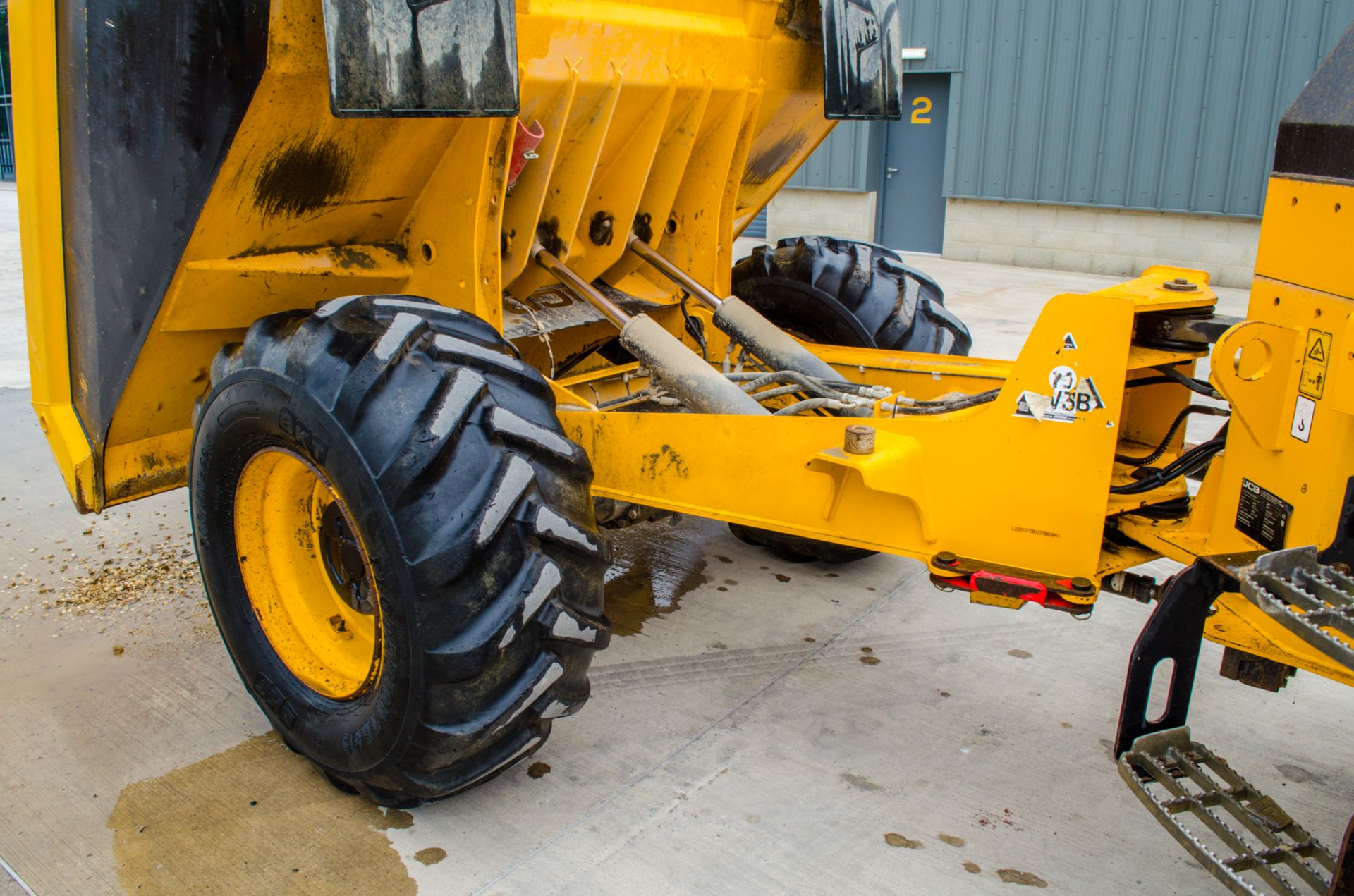 JCB 9FT 9 tonne straight skip dumper Year: 2018 S/N: J2780304 Recorded Hours: 1286 c/w camera system - Image 15 of 19