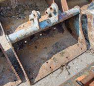 2 ft digging bucket