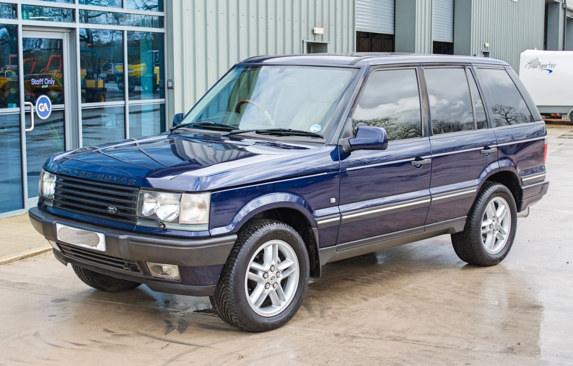 2001 Range Rover Vogue 4.6 litre V8 Auto 4 door SUV estate Registration: Y498 HNP Chassis: - Image 2 of 65