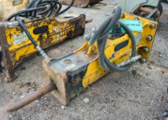 DKB OKB100-2 hydraulic breaker c/w headstock Pin diameter: 35mm Pin centres: 130mm Pin width: