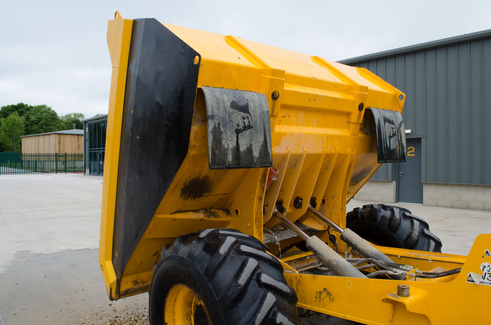 JCB 9FT 9 tonne straight skip dumper Year: 2018 S/N: J2780304 Recorded Hours: 1286 c/w camera system - Image 14 of 19