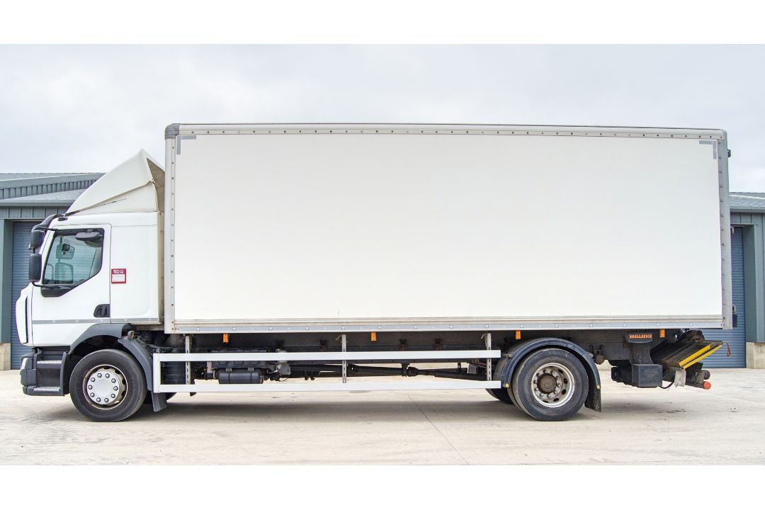 Renault D 7698cc 247HP 18 tonne 4x2 box lorry Registration Number: BG17 LDF Date of Registration: - Image 7 of 21