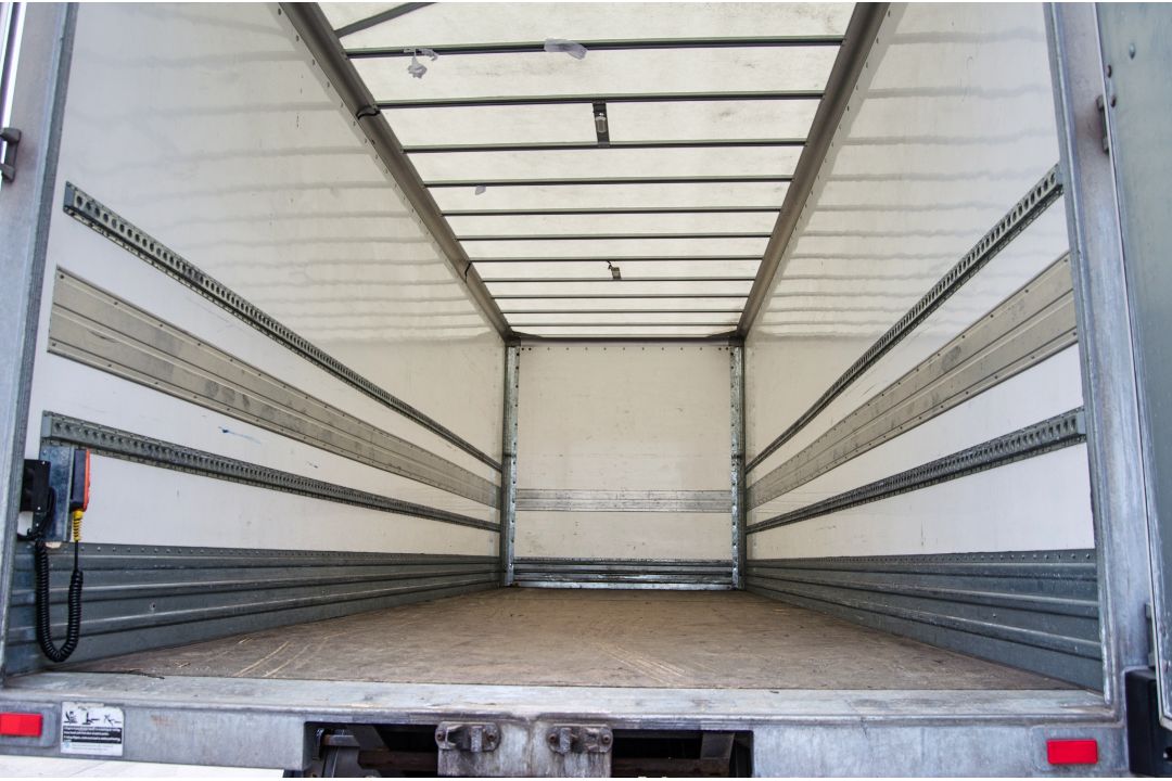 Renault D 7698cc 247HP 18 tonne 4x2 box lorry Registration Number: BG17 LDF Date of Registration: - Image 21 of 21