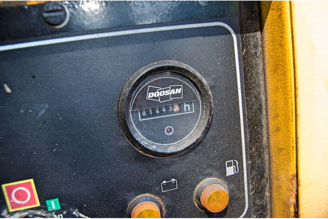 Doosan 7/72 diesel driven fast tow air compressor Year: 2014 S/N: 542145 Recorded Hours: 1443 - Image 8 of 8