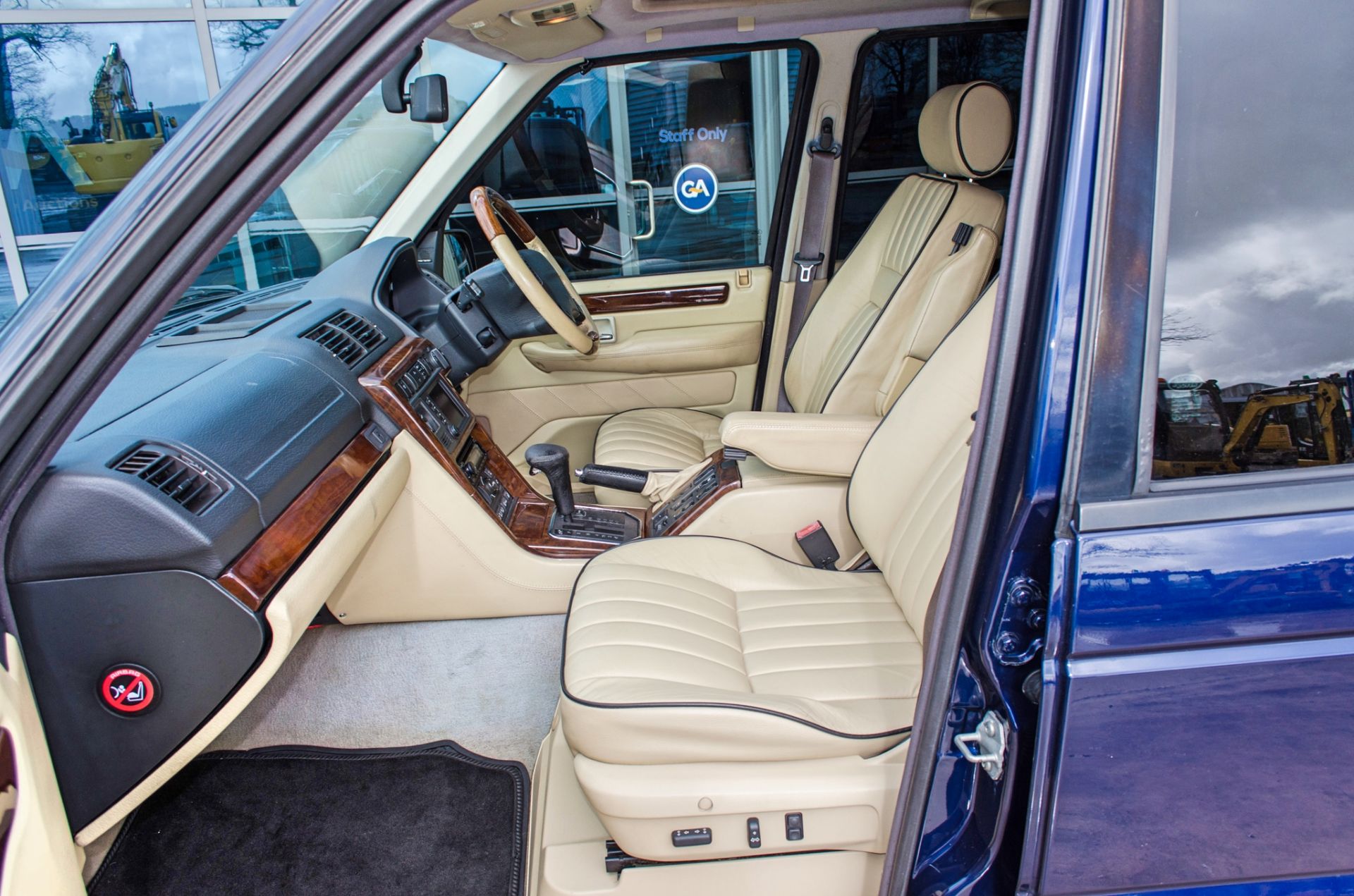 2001 Range Rover Vogue 4.6 litre V8 Auto 4 door SUV estate Registration: Y498 HNP Chassis: - Image 41 of 65