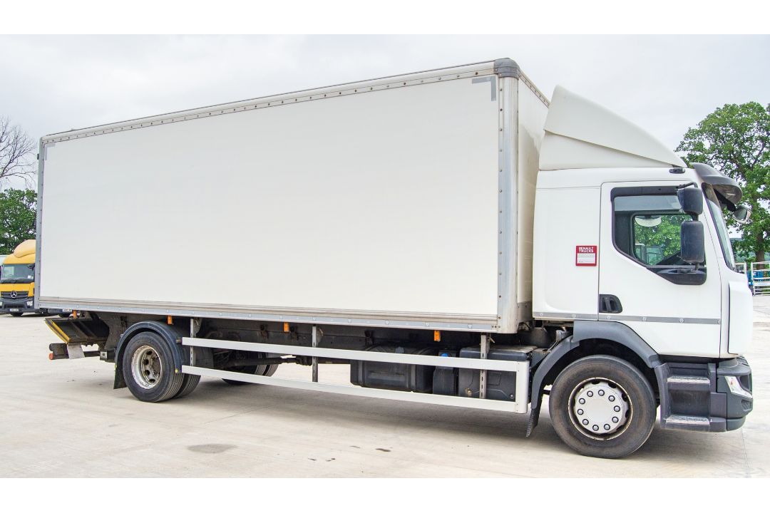 Renault D 7698cc 247HP 18 tonne 4x2 box lorry Registration Number: BG17 LDF Date of Registration: - Image 8 of 21