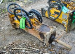 DKB OKB100-2 hydraulic breaker c/w headstock Pin diameter: 35mm Pin centres: 130mm Pin width: