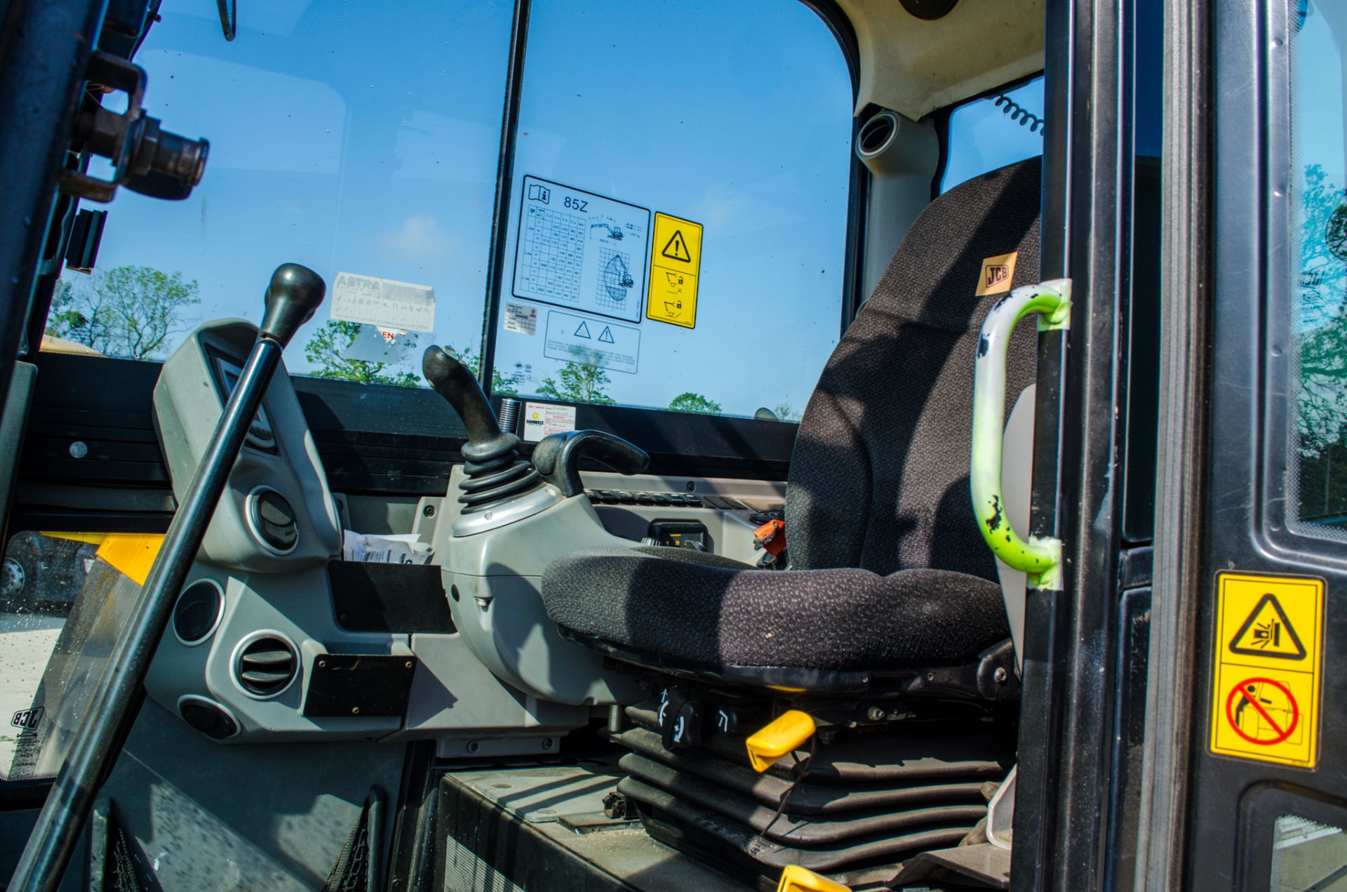 JCB 85Z-1 eco 8.5 tonne rubber tracked excavator Year: 2016 S/N: 2249455 Recorded Hours: 3224 piped, - Image 19 of 23