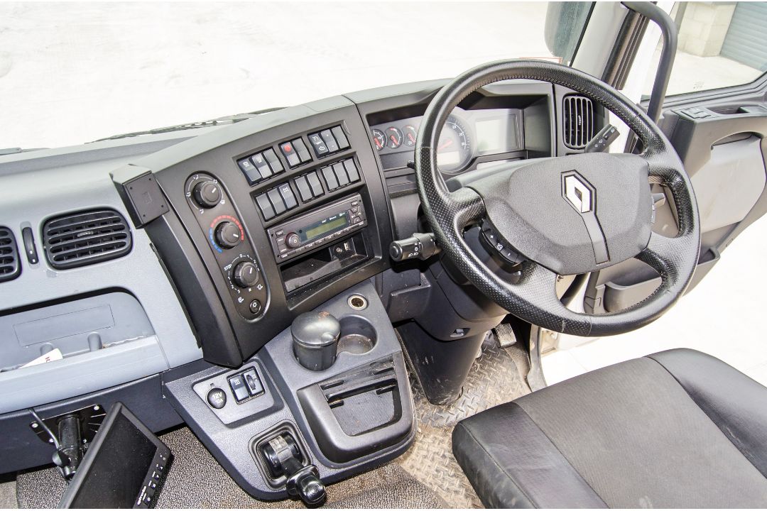 Renault D 7698cc 247HP 18 tonne 4x2 box lorry Registration Number: BG17 LDF Date of Registration: - Image 16 of 21