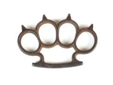 A First World War trench combat spiked steel knuckle duster, 9.6cm wide