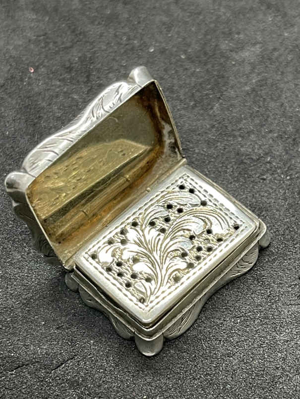 Early 19th cent. White metal vinaigrette, shaped edge, engraved decoration to the front and back, - Image 3 of 5