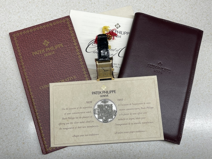 Clocks and Watches: Patek Philippe 'Pagoda' Commemoration 1997 limited edition 18ct gentleman's - Image 3 of 19
