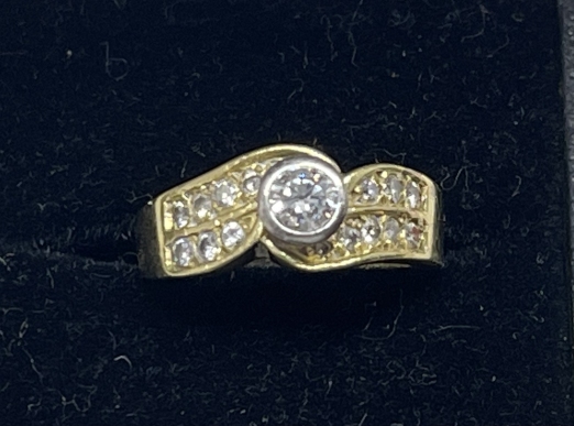Jewellery: Yellow metal ring seventeen stone crossover, centre rub over set with a single - Image 4 of 7