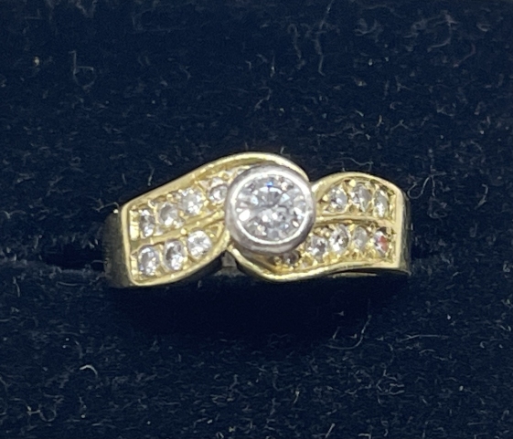 Jewellery: Yellow metal ring seventeen stone crossover, centre rub over set with a single - Image 6 of 7