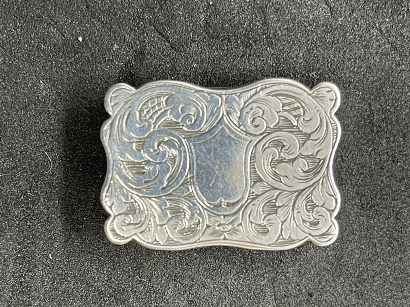 Early 19th cent. White metal vinaigrette, shaped edge, engraved decoration to the front and back, - Image 5 of 5