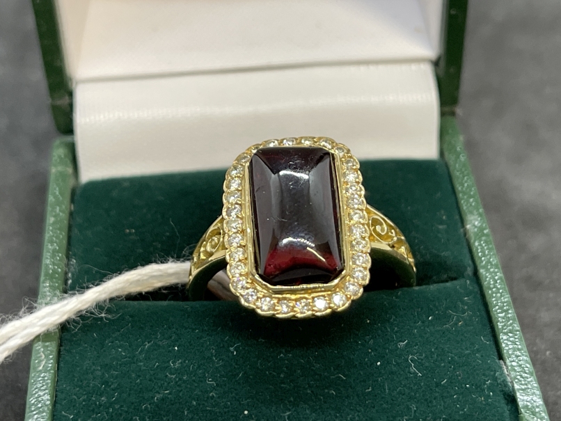 Jewellery: Yellow metal ring in the form of a rectangular shaped cluster, 19.3mm x 13.2mm, centre