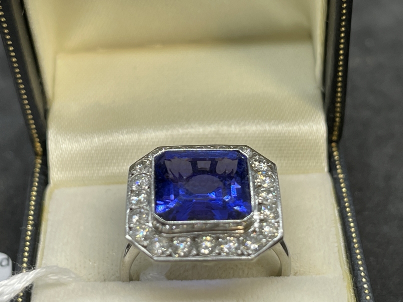 Jewellery: White metal ring in the form of a twenty one stone 18.3mm square cluster with cut - Image 5 of 9