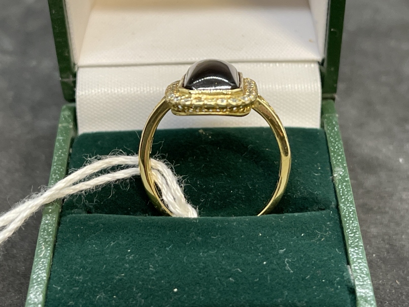 Jewellery: Yellow metal ring in the form of a rectangular shaped cluster, 19.3mm x 13.2mm, centre - Image 5 of 5