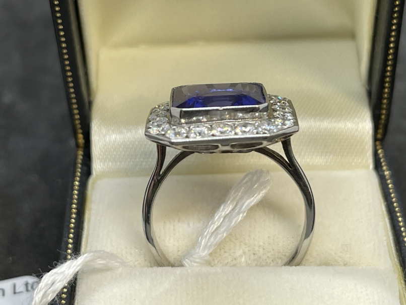 Jewellery: White metal ring in the form of a twenty one stone 18.3mm square cluster with cut - Image 3 of 9