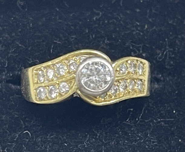 Jewellery: Yellow metal ring seventeen stone crossover, centre rub over set with a single - Image 3 of 7