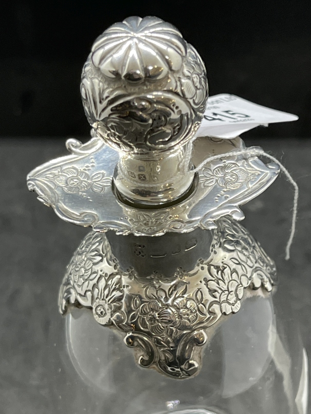 Hallmarked Silver: Glass scent bottle with silver collar and stopper, Thomas Latham & Ernest - Image 2 of 3