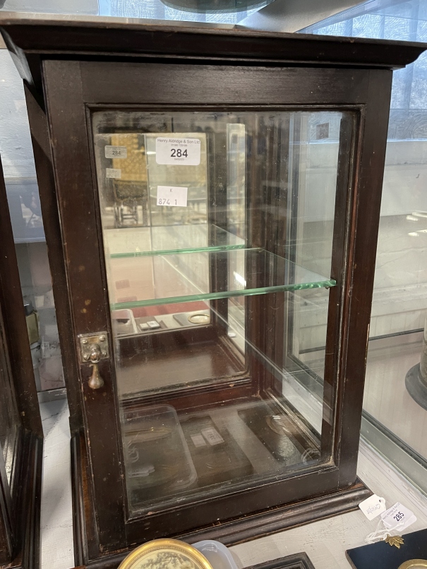 Early 20th cent. Mahogany display cabinets, glazed to three sides with a glass shelf, a pair. 19½ - Image 2 of 7