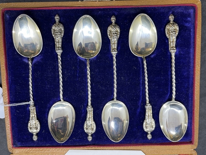 Hallmarked Silver: Set of six spoons with soldiers as handles, Birmingham 1899, cased. 3.7ozt. - Image 3 of 5