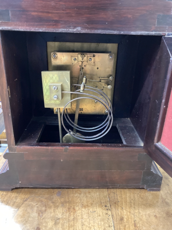 Clocks: 20th cent. Mahogany German mantle clock, architectural style case with pilasters, brass - Image 2 of 2