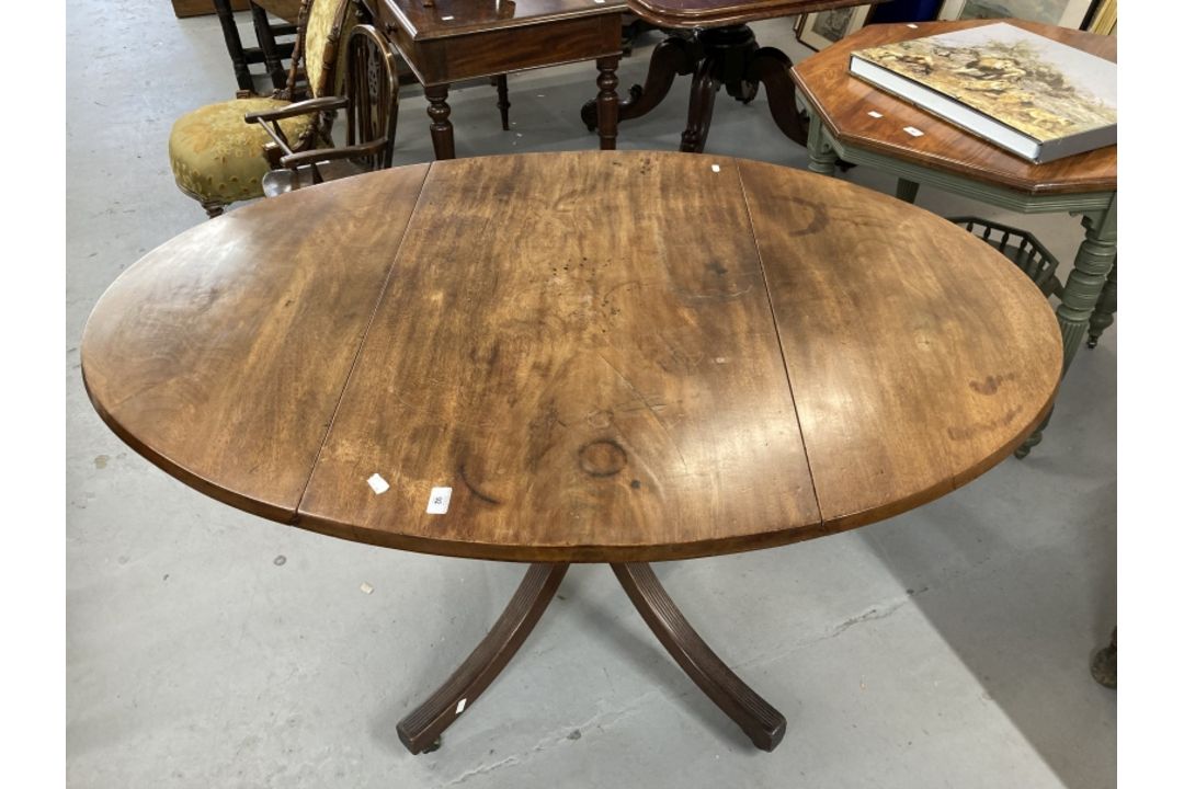 Early 19th cent. Mahogany dining table with two flaps on a vase shaped column and 4 splay reeded - Image 2 of 2
