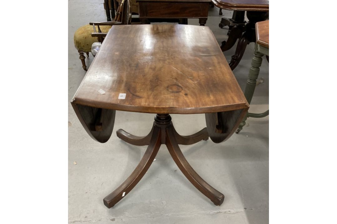 Early 19th cent. Mahogany dining table with two flaps on a vase shaped column and 4 splay reeded - Image 1 of 2