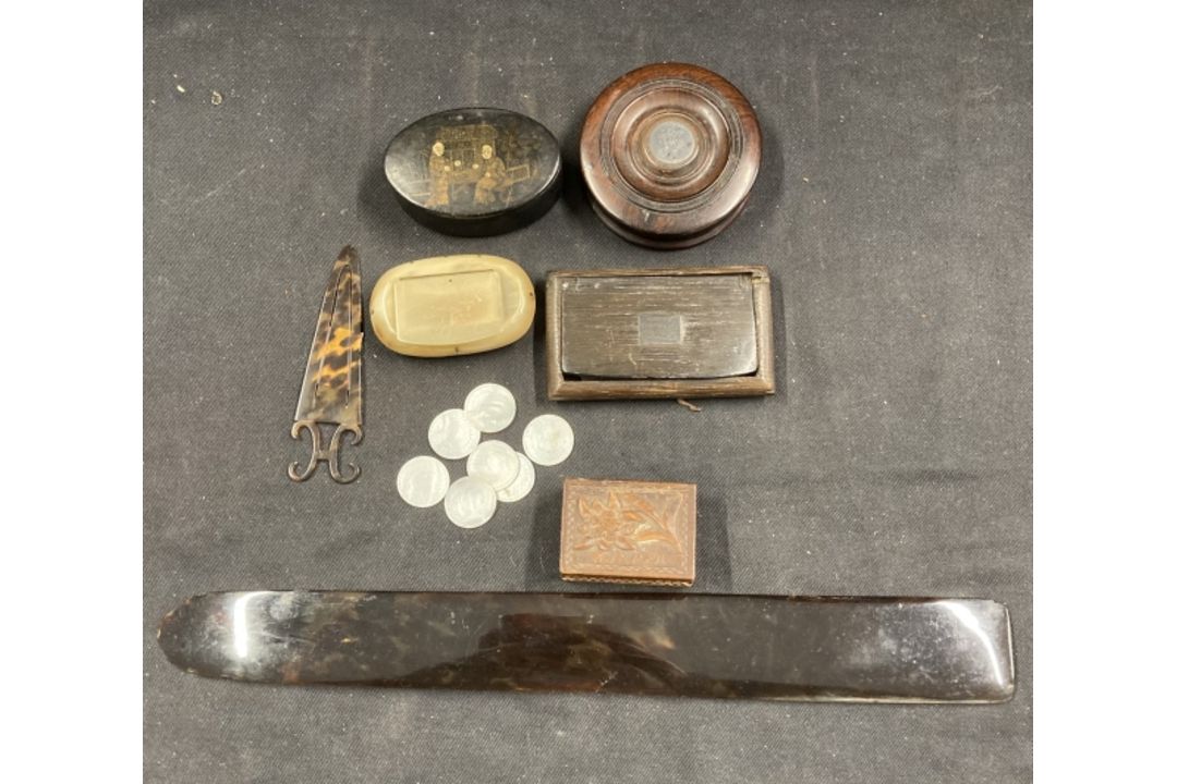 Treen Collectables: Marine art of R.M.S. Royal George, 19th cent. Snuff box bearing a copper - Image 1 of 2