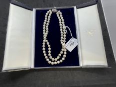Jewellery: Diamond and pearl necklet consisting of a double row of 8.5mm cultured pearls (44,41)